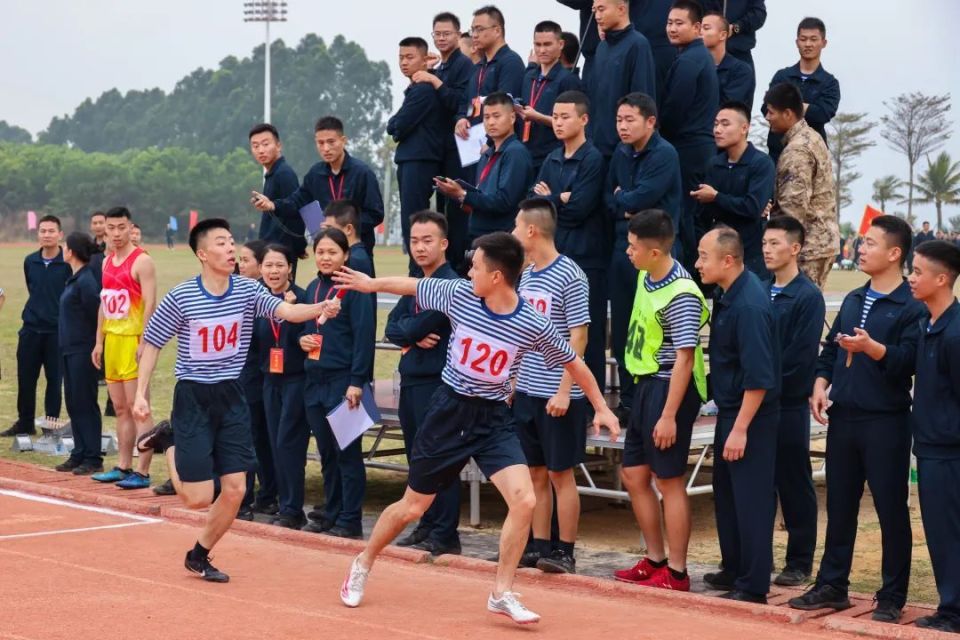 热闹的球场上充满了紧张与激情，球员们为荣誉而战(热闹的篮球)
