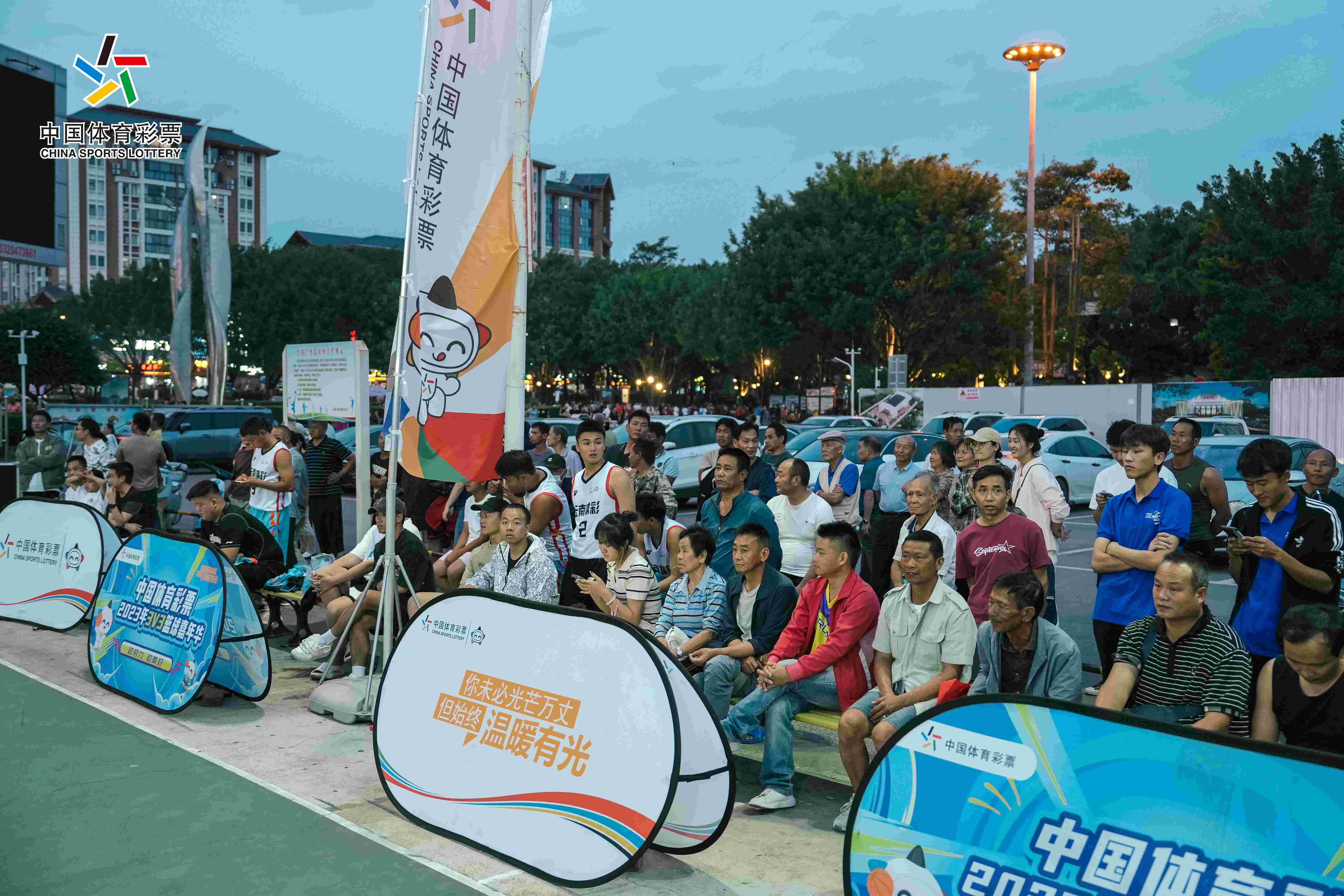 鹿岛鹿角球迷现场助威，球队斗志昂扬的简单介绍