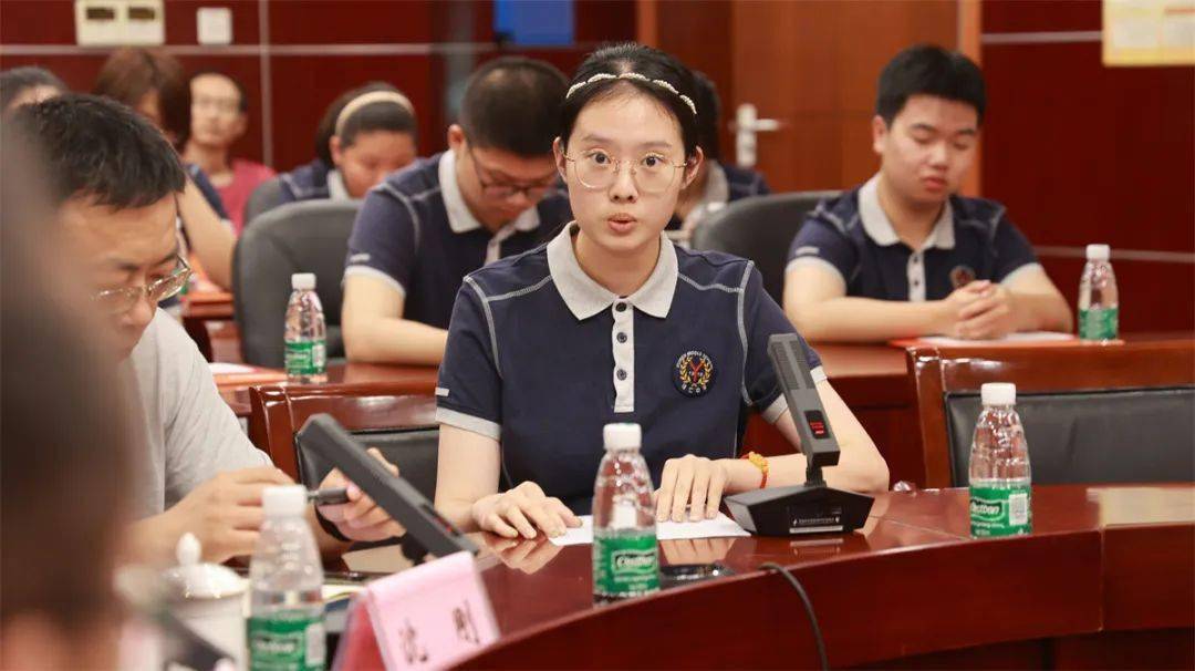 苏州大学副校长前往训练基地，为苏州队守门员纪振勇拨穗